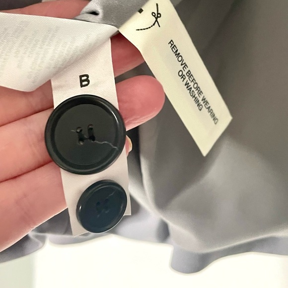 Ann Taylor Light Gray/Grey Cotton Blend One Button Blazer. Neutral.  Size 6P - Picture 4 of 8